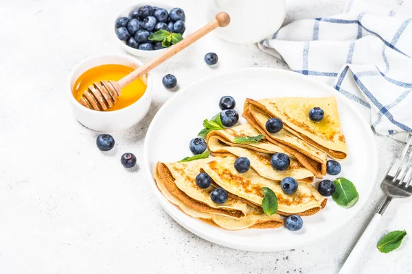 Crepes con arándanos en la mesa blanca. — Foto de Stock