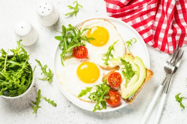 Yumurta, tost ve salatalı sağlıklı kahvaltı..