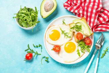 Yumurta, tost ve salatalı sağlıklı kahvaltı..