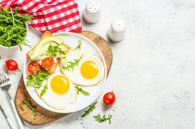 Yumurta, tost ve salatalı sağlıklı kahvaltı..