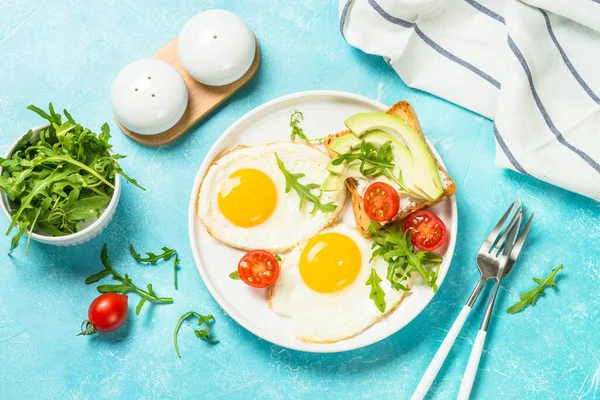 Gesundes Frühstück mit Ei, Toast und Salat. — Stockfoto