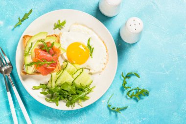 Yumurta, tost ve salatalı sağlıklı kahvaltı..