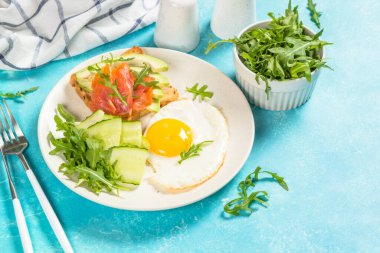 Yumurta, tost ve salatalı sağlıklı kahvaltı..