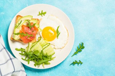Yumurta, tost ve salatalı sağlıklı kahvaltı..