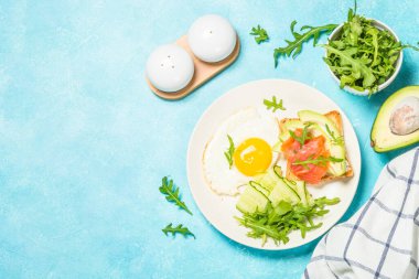 Yumurta, tost ve salatalı sağlıklı kahvaltı..