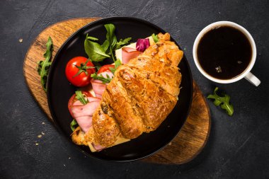 Siyah masada kruvasan sandviçi.