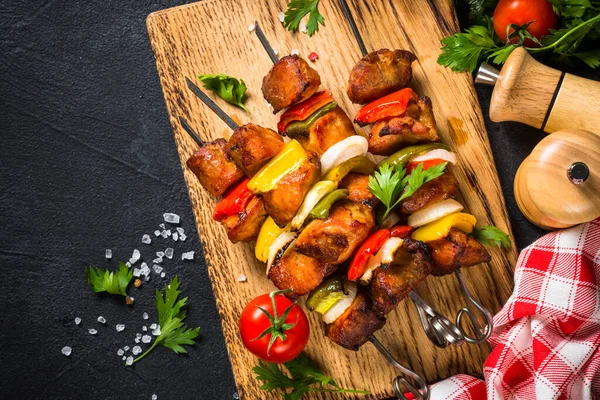 Kebab de shish em espetos com verdura. — Fotografia de Stock