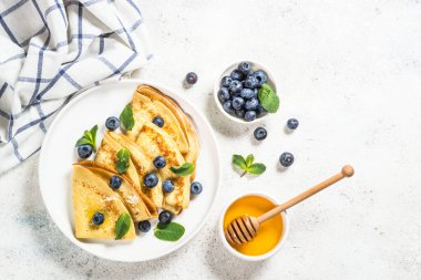 Beyaz masada yaban mersinli krep.