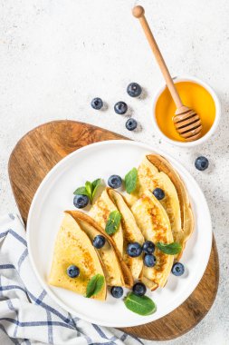 Beyaz masada yaban mersinli krep.