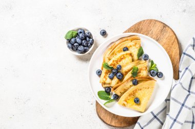 Beyaz masada yaban mersinli krep.