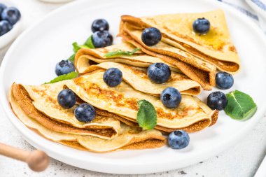 Beyaz masada yaban mersinli krep.