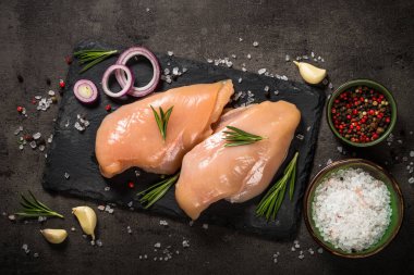 Siyah masada baharatlı tavuk filetosu..