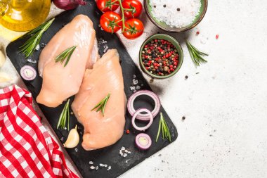 Beyaz masada baharatlı tavuk filetosu..