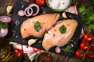 Tahta masada baharatlı tavuk filetosu..