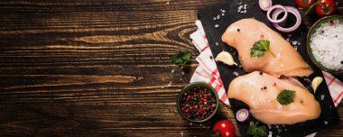 Tahta masada baharatlı tavuk filetosu..