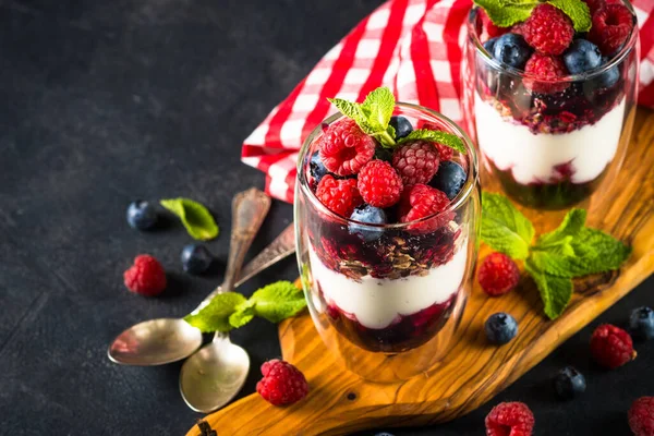 Parfait mit Müsli, Marmelade und frischen Beeren im Glas. — Stockfoto