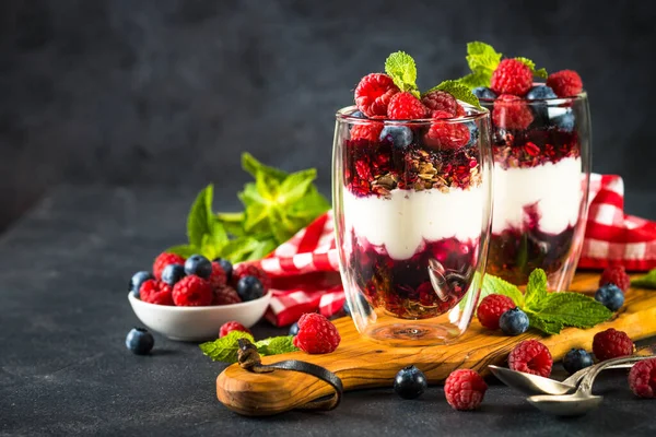 Parfait con granola, mermelada y bayas frescas en el frasco de vidrio. — Foto de Stock