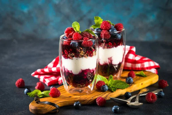 Parfait con granola, mermelada y bayas frescas en el frasco de vidrio. — Foto de Stock