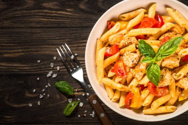 Tahta masada tavuk ve sebzeli makarna..