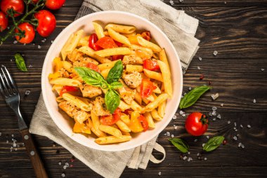 Tahta masada tavuk ve sebzeli makarna..