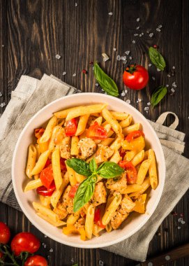 Tahta masada tavuk ve sebzeli makarna..