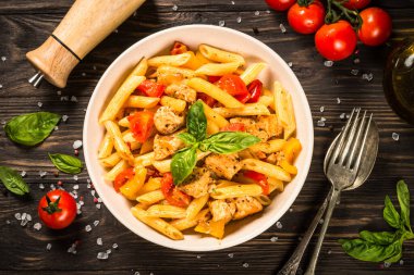 Tahta masada tavuk ve sebzeli makarna..