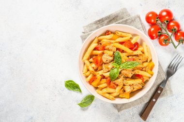 Beyaz masada tavuk ve sebzeli makarna..