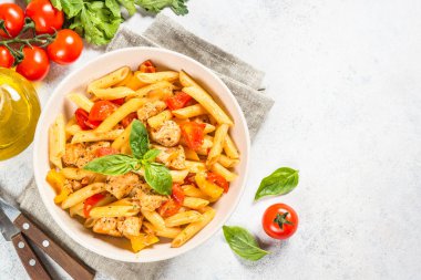 Beyaz masada tavuk ve sebzeli makarna..