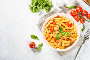 Beyaz masada tavuk ve sebzeli makarna..