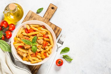 Beyaz masada tavuk ve sebzeli makarna..