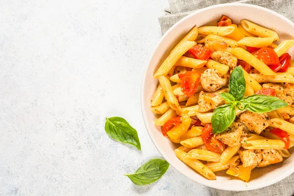 Beyaz masada tavuk ve sebzeli makarna..