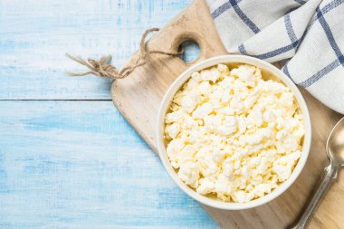 Beyaz tabakta kaymak veya süzme peynir.