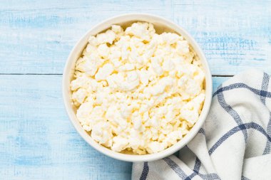 Beyaz tabakta kaymak veya süzme peynir.