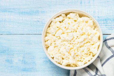 Beyaz tabakta kaymak veya süzme peynir.