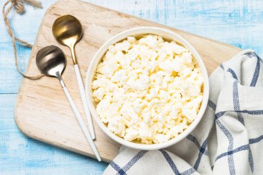 Beyaz tabakta kaymak veya süzme peynir.