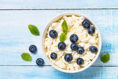 Beyaz tabakta kaymak veya süzme peynir.