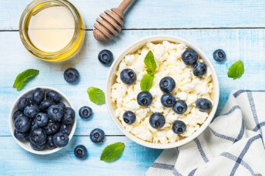 Beyaz tabakta kaymak veya süzme peynir.