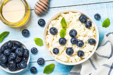 Beyaz tabakta kaymak veya süzme peynir.