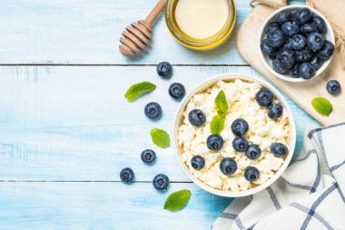 Beyaz tabakta kaymak veya süzme peynir.