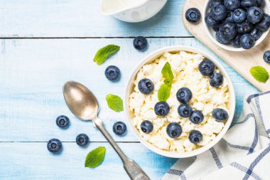 Beyaz tabakta kaymak veya süzme peynir.