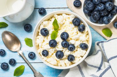 Beyaz tabakta kaymak veya süzme peynir.