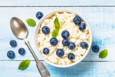 Beyaz tabakta kaymak veya süzme peynir.