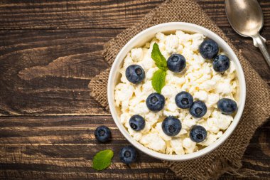 Beyaz tabakta kaymak veya süzme peynir.