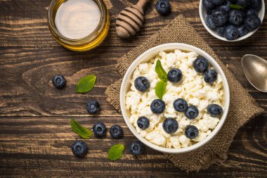 Beyaz tabakta kaymak veya süzme peynir.