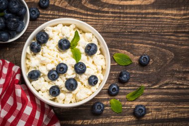 Beyaz tabakta kaymak veya süzme peynir.