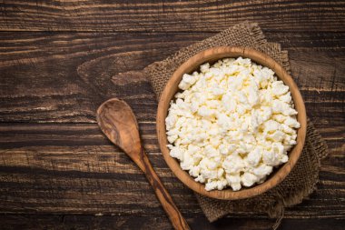 Ahşap masada peynir mi peynir mi?.