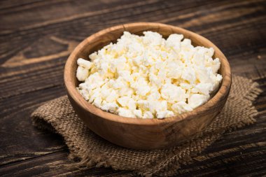 Ahşap masada peynir mi peynir mi?.