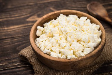 Ahşap masada peynir mi peynir mi?.