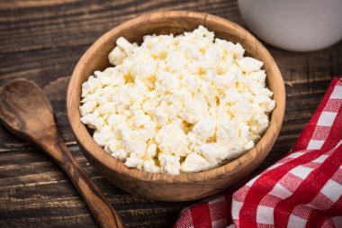 Ahşap masada peynir mi peynir mi?.