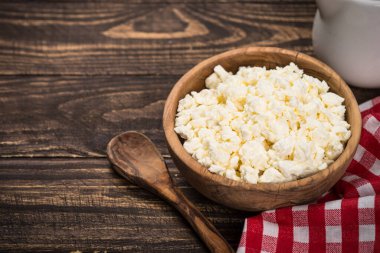 Ahşap masada peynir mi peynir mi?.